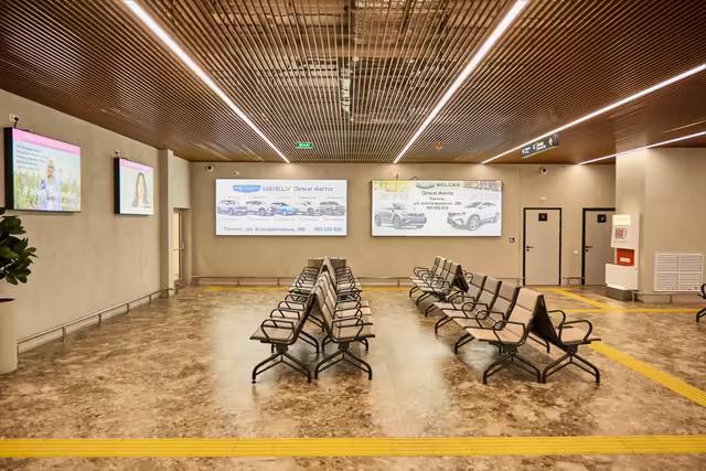 Интерьер гостиной в Томске с диваном и естественным светом из окна интерьерной съёмки.