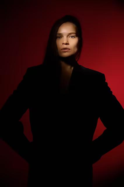 Студийный портрет в Томске с ровным светом и нейтральным фоном для портретной съёмки.